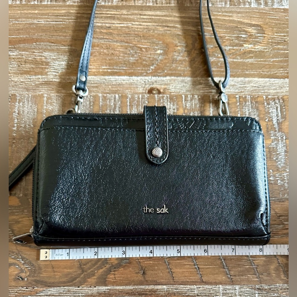 NEW The Sak Black Leather Crossbody/Wristlet Purse with Detachable Straps - Picture 2 of 9